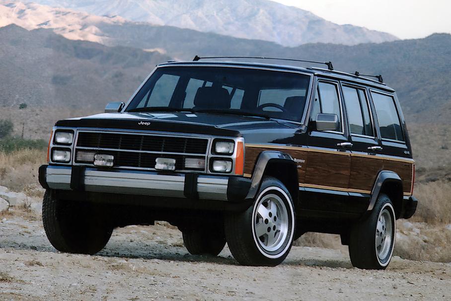 Параллельно с XJ стартовал люксовый Wagoneer. Со старшим «Гранд Вэгонир» он не имел ничего общего. Это пригламуренный, оклеенный «под дерево» и богато оснащенный Cherokee. Предусматривался кондиционер, круиз-контроль, регулировка руля по наклону и стеклоочиститель двери багажника.