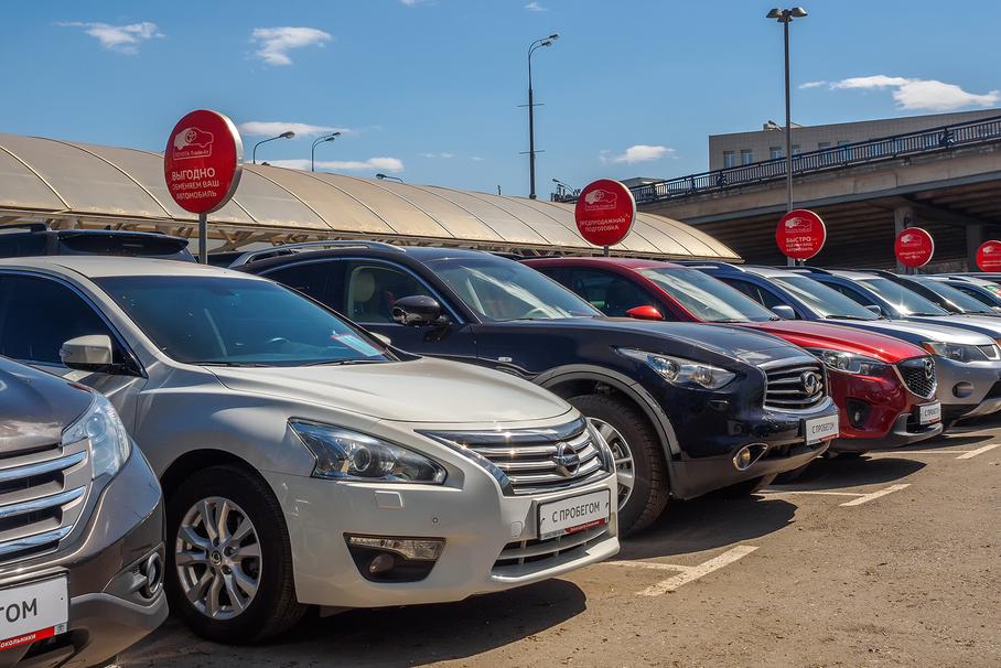 Стоимость подержанных автомобилей в России за год выросла на треть