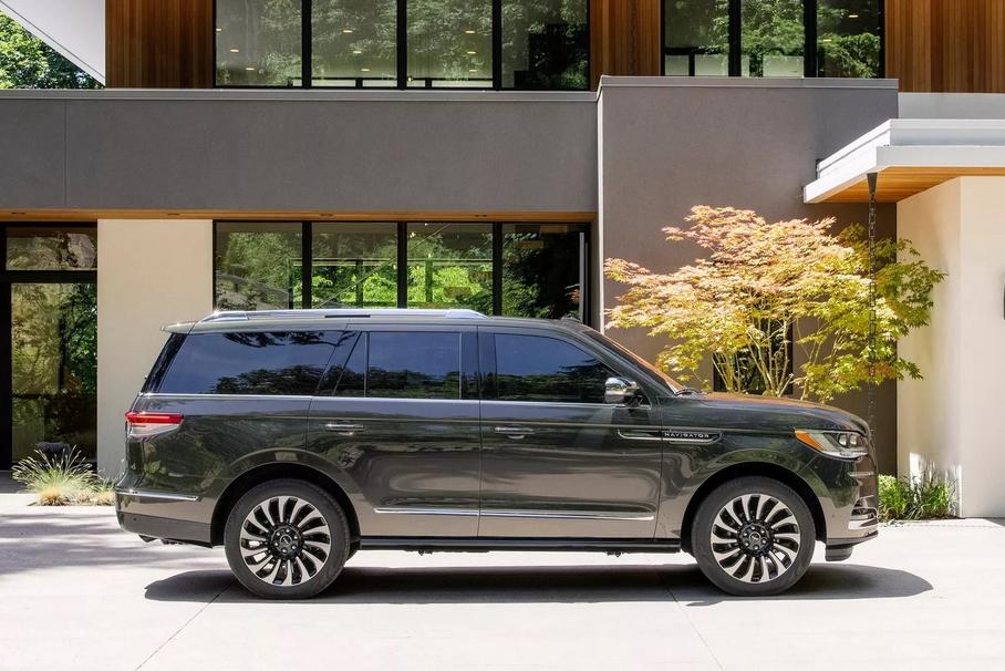 Lincoln посулил большую скидку покупателям, ожидающим Navigator