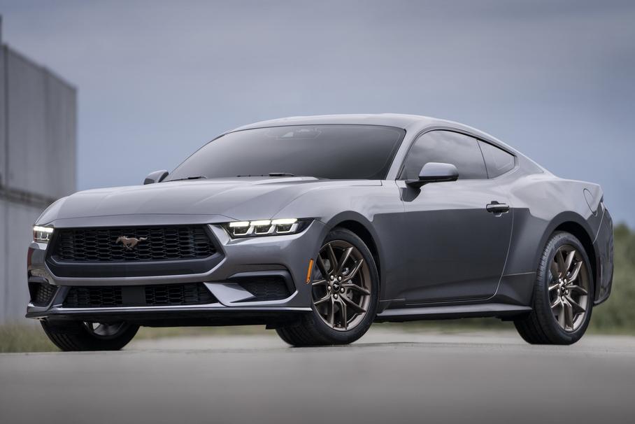 Раскрыт интерьер базовой версии нового Ford Mustang