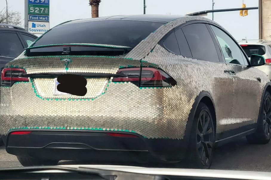 На кузов Tesla Model X наклеили 14 тысяч монет