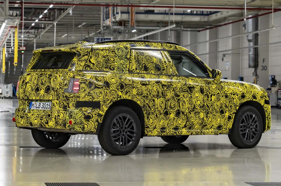 Прототип электрического MINI Countryman показали на официальных фотографиях