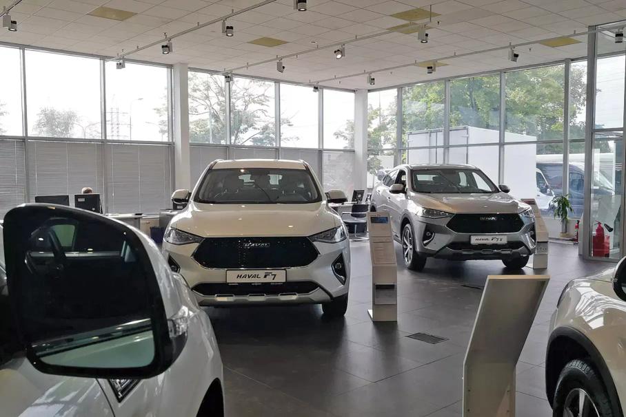 Продажи новых автомобилей в России рухнули на 43 процента