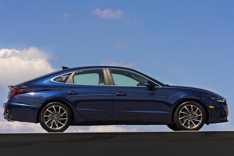 Седан Hyundai Sonata станет полноприводным в этом году