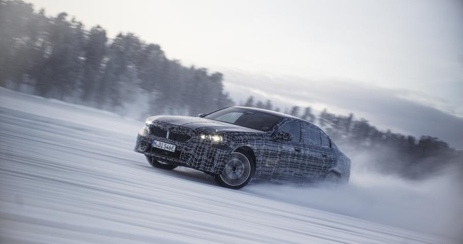 Видео: секретные электромобили BMW в управляемом заносе на снегу