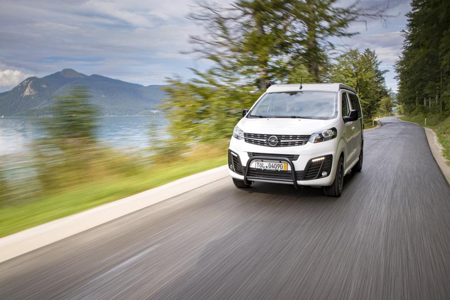 Opel Vivaro превратили в дом на колёсах с «кенгурятником», холодильником и плитой