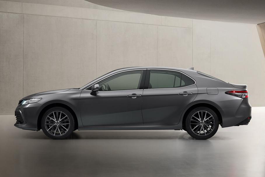 В Казахстане возобновили продажи Toyota Camry: версии и цены