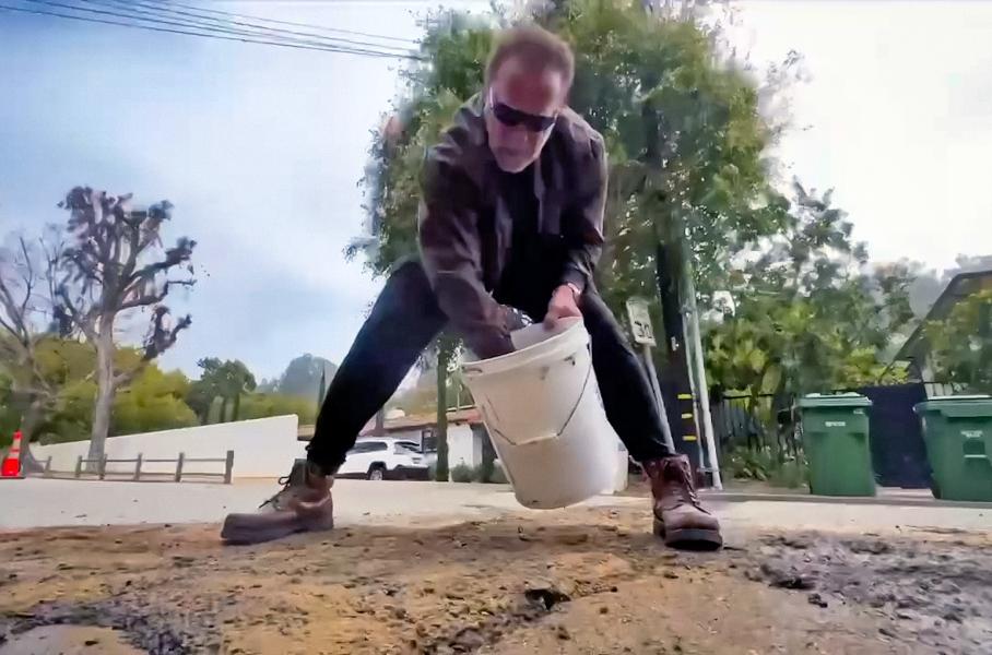 Видео: Шварценеггер заделывает яму на дороге, не дождавшись действий властей