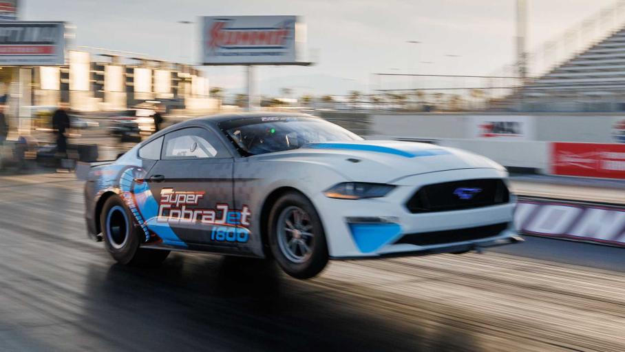 Ford Mustang превратили в 1800-сильный электрокар с парашютом