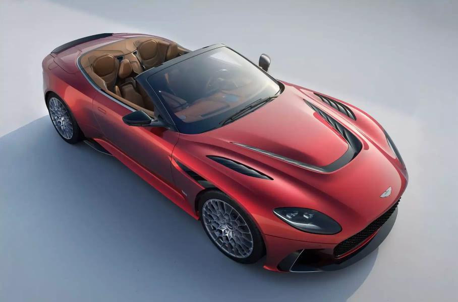 Чёрно-красный BMW XM, самый мощный кабриолет Aston Martin и особый Bentley Continental GT: главное за неделю