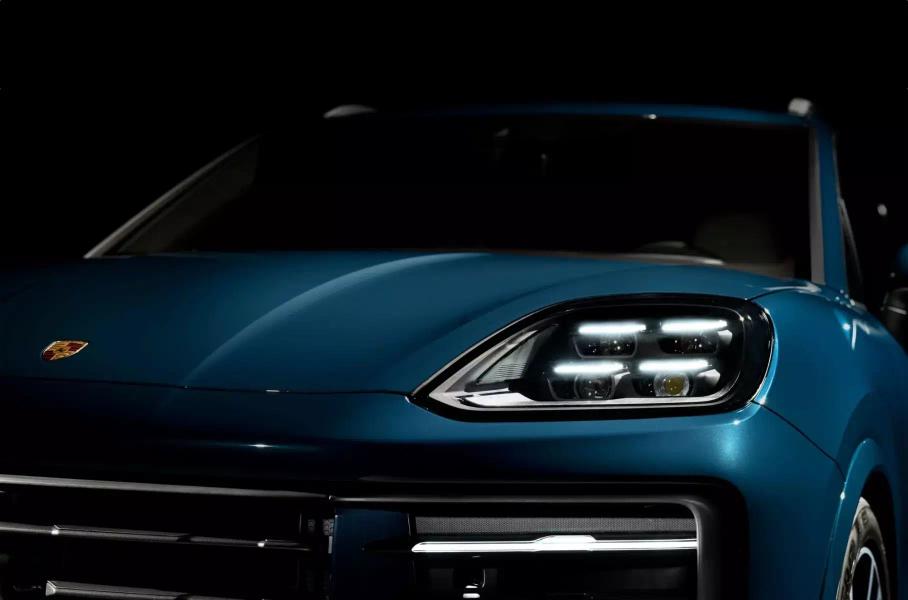 Чёрно-красный BMW XM, самый мощный кабриолет Aston Martin и особый Bentley Continental GT: главное за неделю