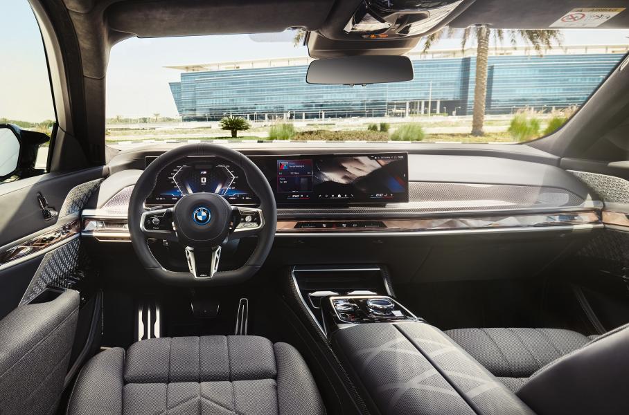 Представлен 660-сильный электрический седан BMW i7 M70 xDrive