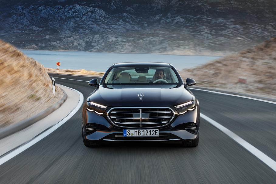 Новый Mercedes E-Class: гибриды, ключ в часах и система против укачивания