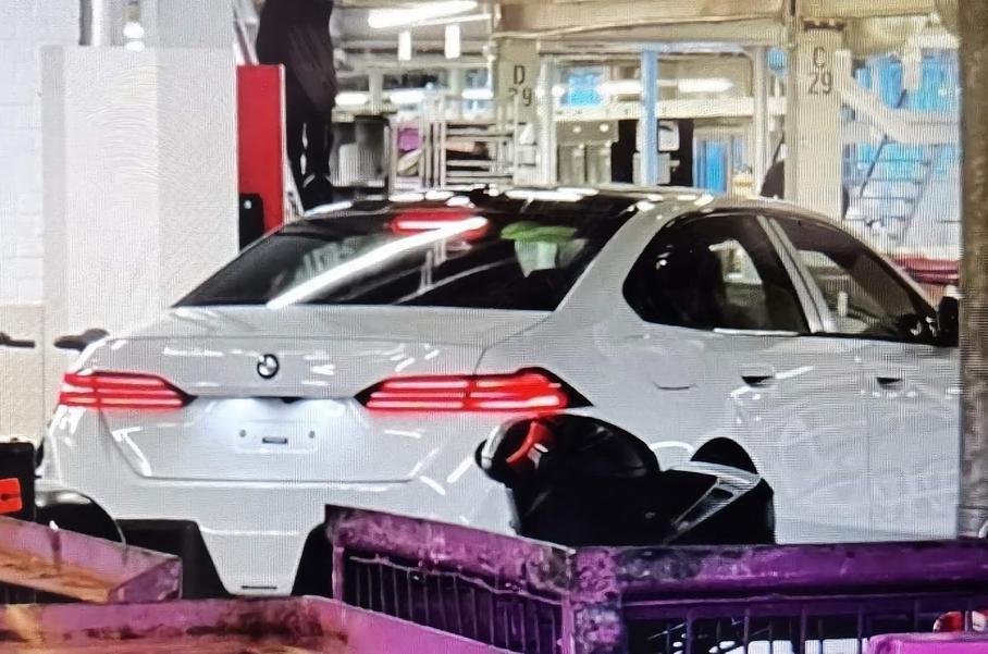 Внешность новой «пятерки» BMW рассекречена до премьеры
