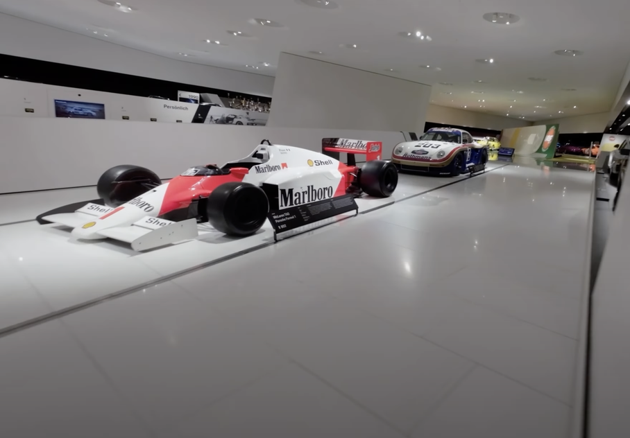 Посмотрите на экспозицию заводского музея Porsche глазами дрона