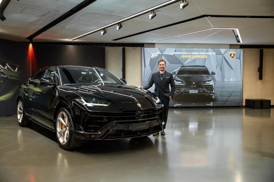Чемпион MotoGP показал свой эксклюзивный кроссовер Lamborghini
