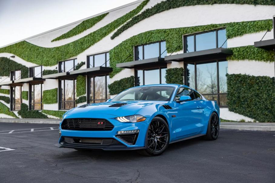 Стандартный Ford Mustang подготовили к гоночным трассам