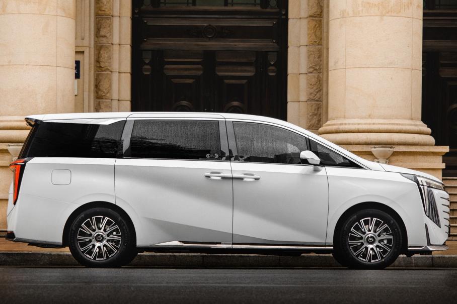GAC показал изысканный салон сверхэкономичного минивэна Trumpchi E9