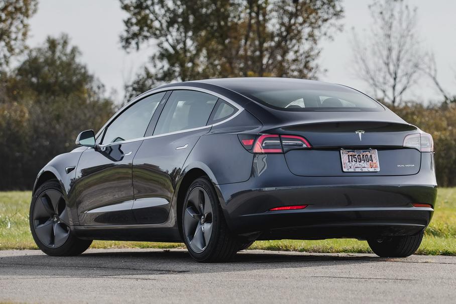 Tesla отказалась от борьбы с Mercedes-Benz, чтобы победить Ford
