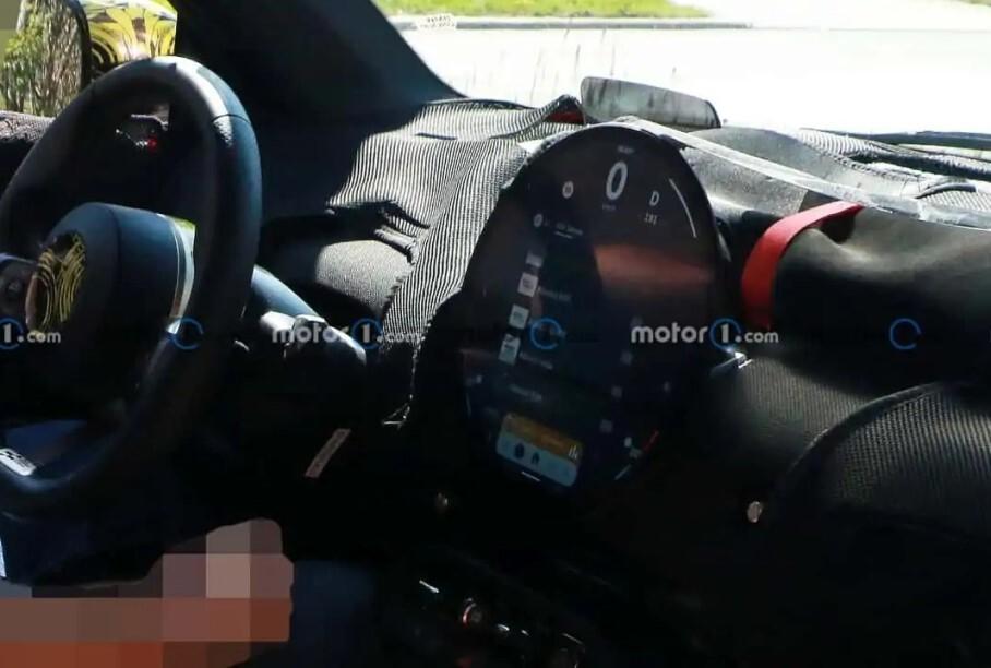 Посмотрите на огромный круглый экран в салоне нового MINI Cooper