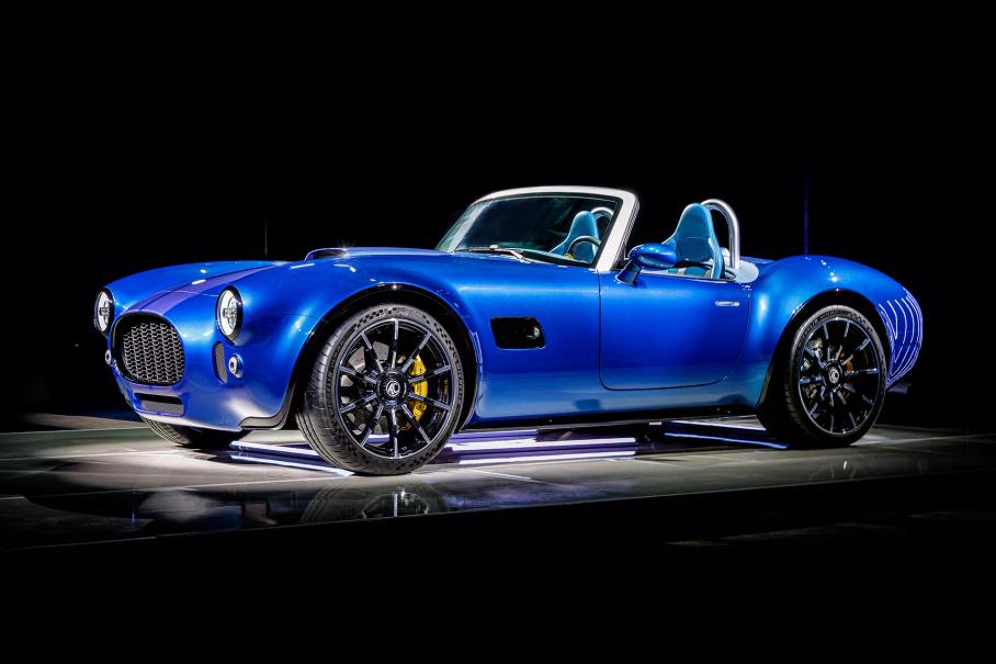 Возрождённый спорткар AC Cobra впервые показали вживую