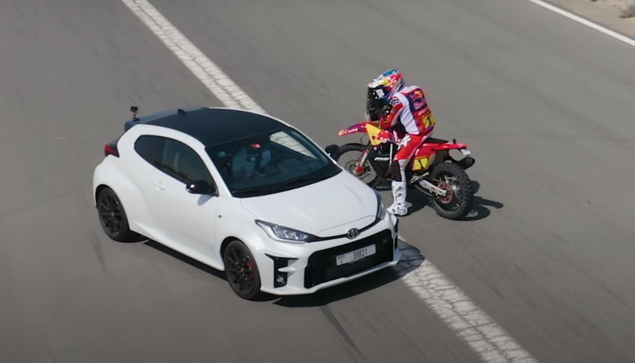 Видео: «заряженные» Toyota свели в гонке с раллийным мотоциклом
