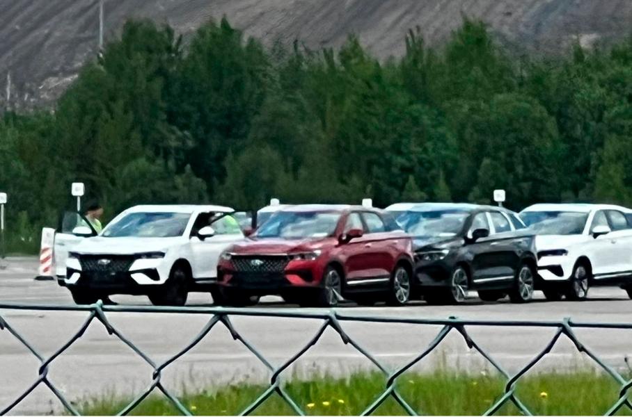 Партию новых кроссоверов Lada сфотографировали в Санкт-Петербурге