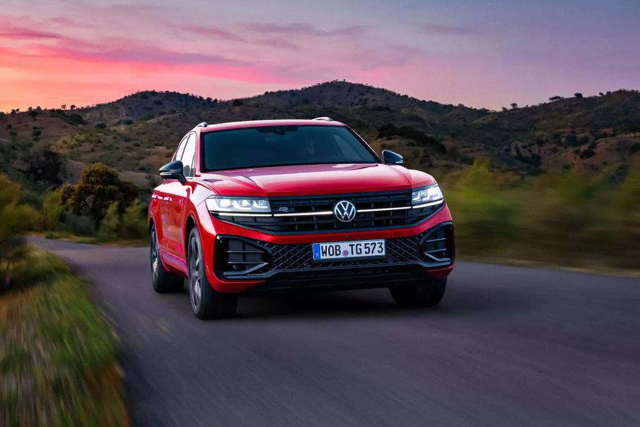 Новая «пятёрка» BMW, обновлённый Volkswagen Touareg и супертурер Aston Martin DB12: главное за неделю