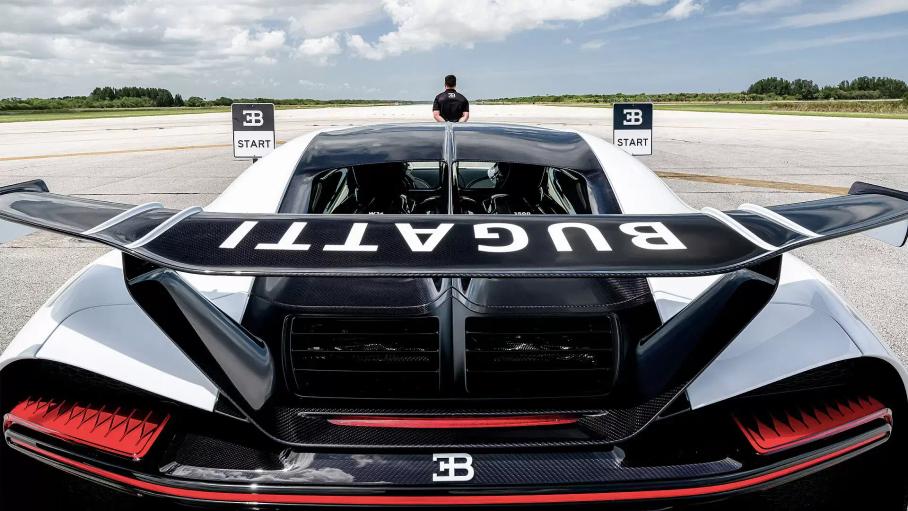 Видео: Bugatti позволила клиентам разогнаться до 400 километров в час