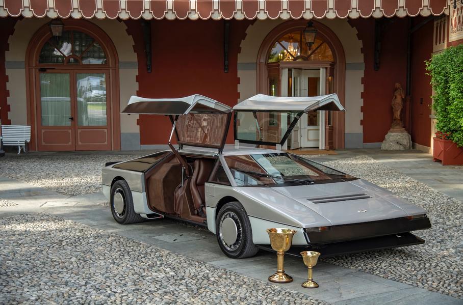 44-летний Aston Martin Bulldog разогнался до 330 километров в час