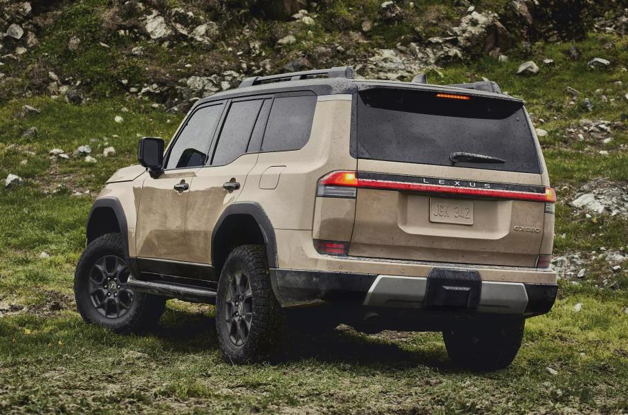 Новый внедорожник и два кроссовера Lexus, ещё один электрический Volvo и гиперкар Porsche: главное за неделю