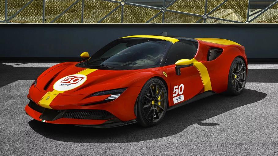 Ferrari посвятила победе в Ле-Мане особую ливрею SF90 Stradale