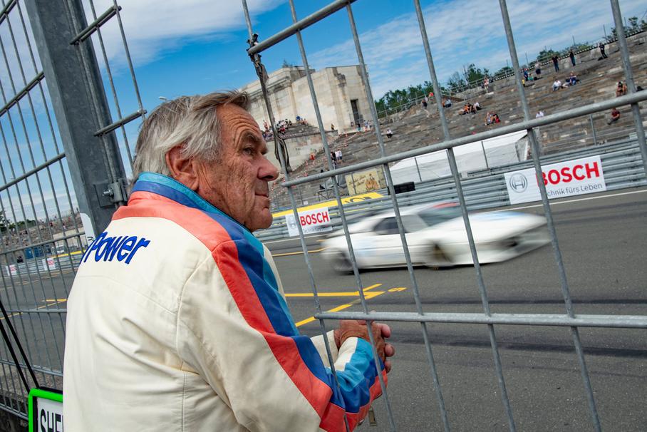 2019 год. Йохен Неерпаш наблюдает за исторической гонкой BMW M1 Procar Revival, Норисринг, Германия