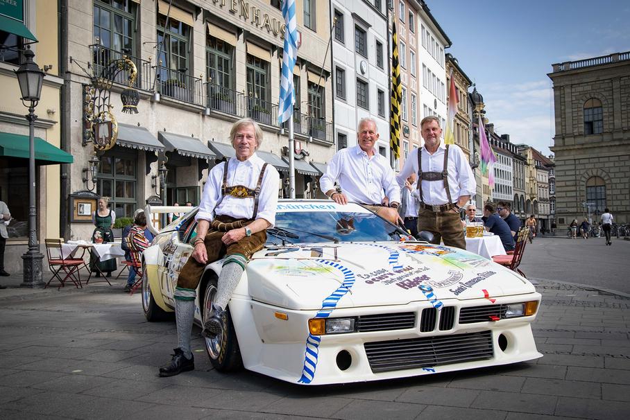 BMW M1 группы 4 в Мюнхене. Слева направо: Принц Баварский Леопольд, Кристиан Даннер, Петер Оберндорфер, 2023 год