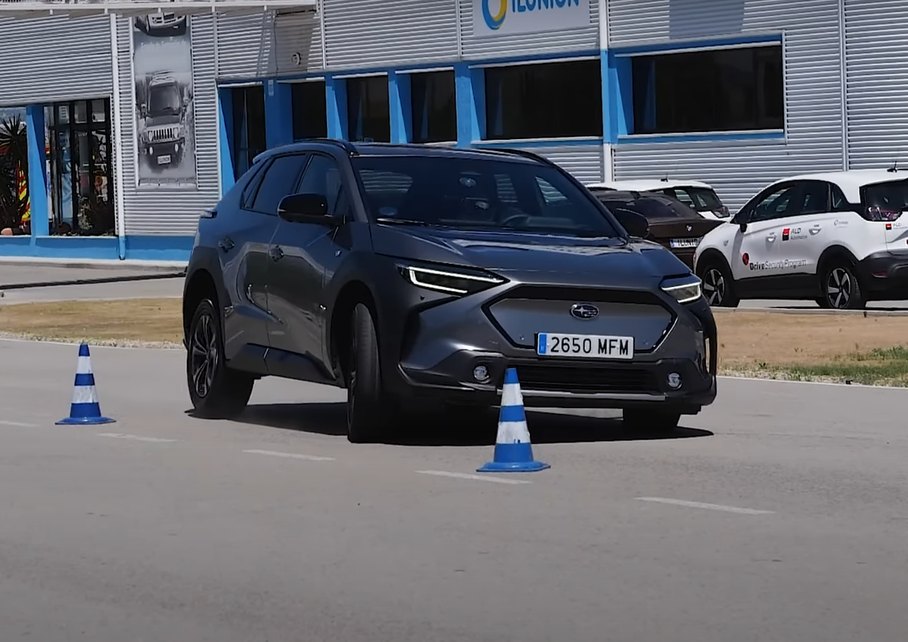 Видео: электромобиль Subaru впечатлил экспертов на «лосином тесте»