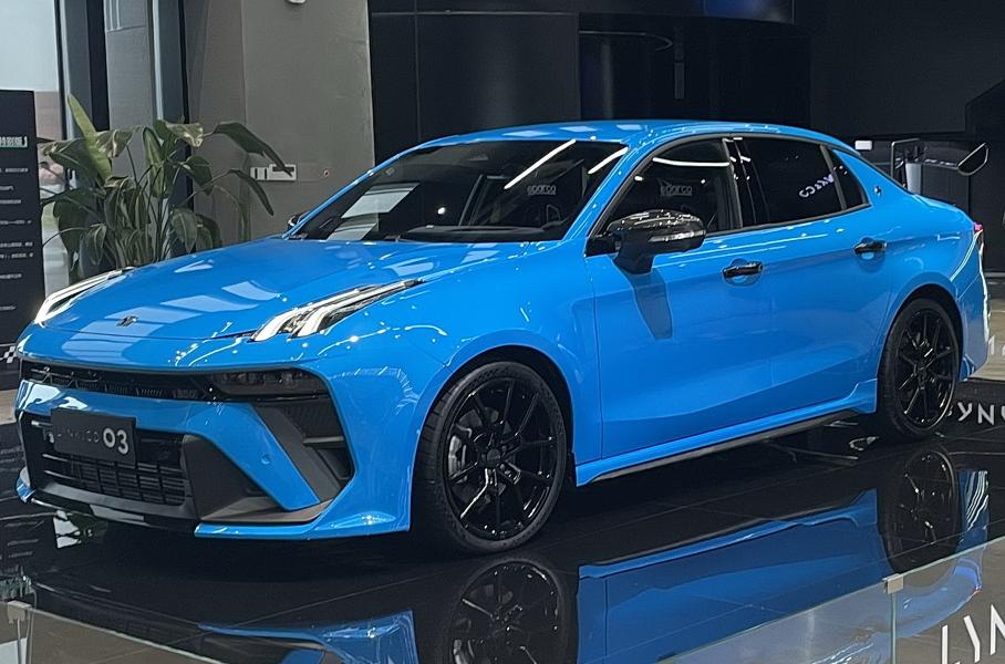 Geely показала 350-сильный спортседан с полным приводом
