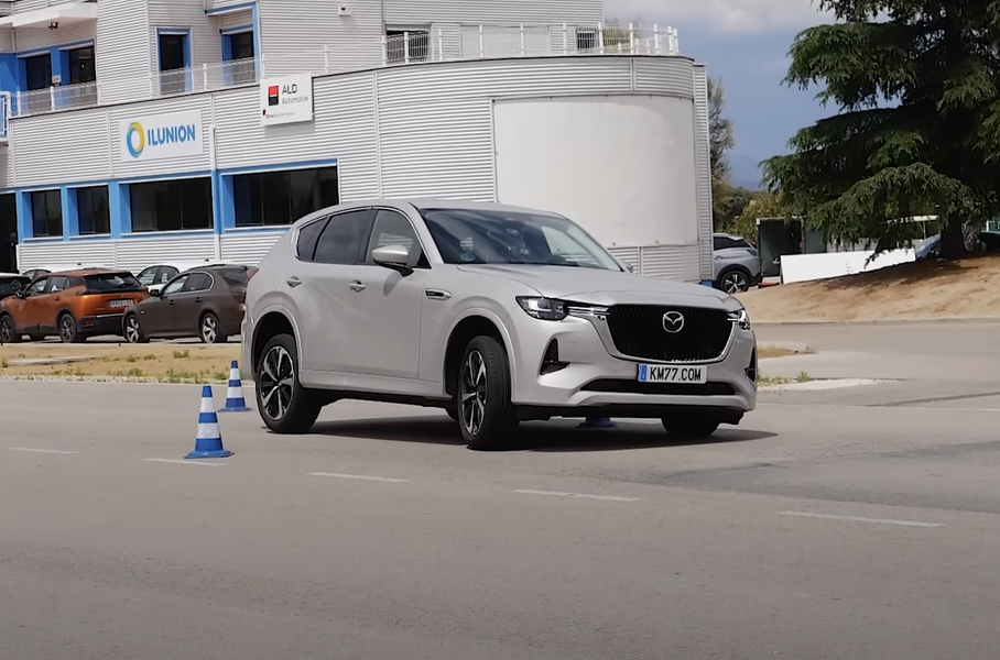 Видео: Mazda CX-60 неожиданно хорошо выступила на «лосином тесте»