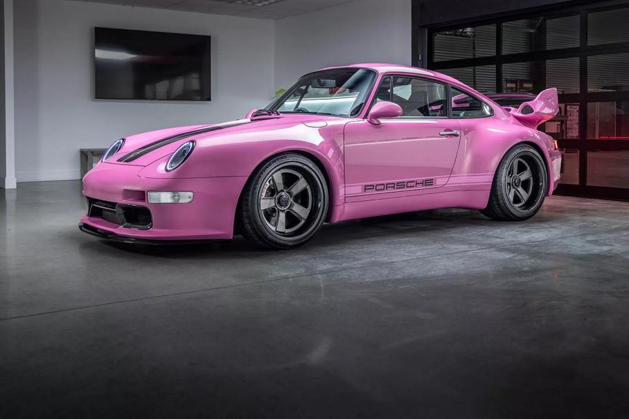 Porsche превратили в розовый рестомод в стиле Барби