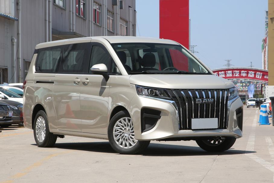 Китайцы добавили автомат 5,2-метровому минивэну по цене Geely Coolray
