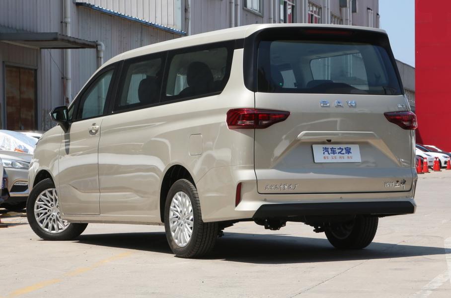 Китайцы добавили автомат 5,2-метровому минивэну по цене Geely Coolray