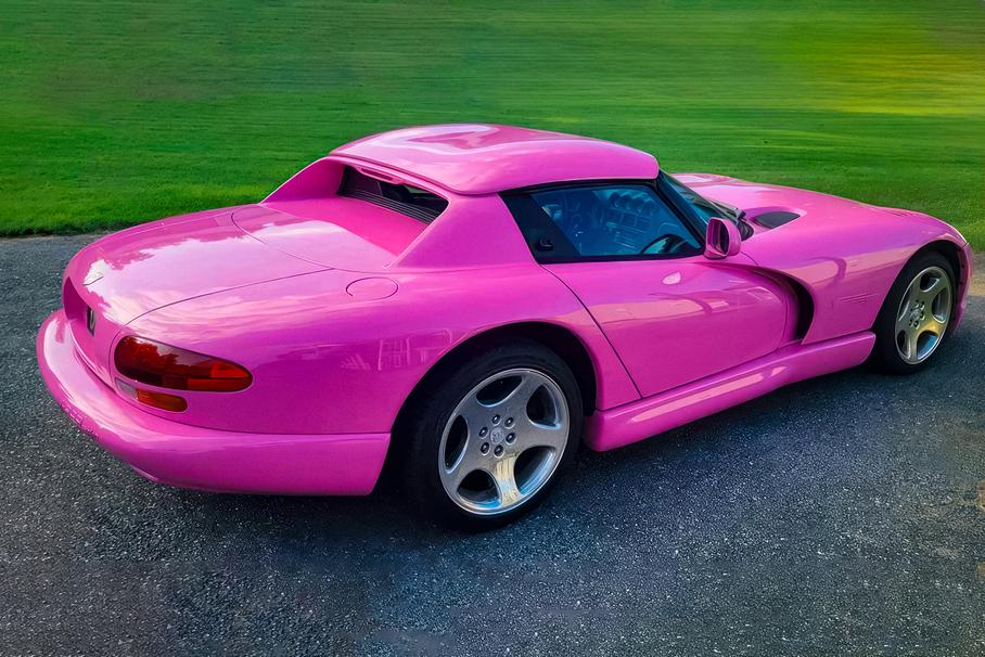 Посмотрите на идеальный 20-летний Dodge Viper в стиле Барби