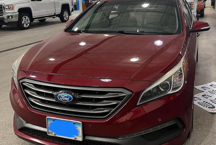 Владелец Hyundai украсил автомобиль шильдиками Ford, и вот зачем