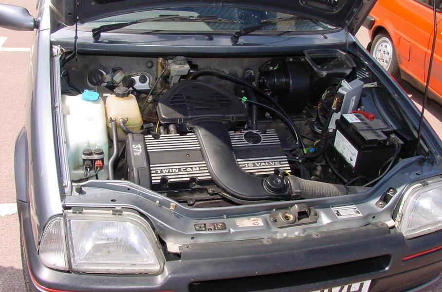Аналогичный 16-клапанник K-серии под капотом компактного хэтчбека Rover Metro GTi (здесь — в менее мощной версии с одноточечным впрыском)