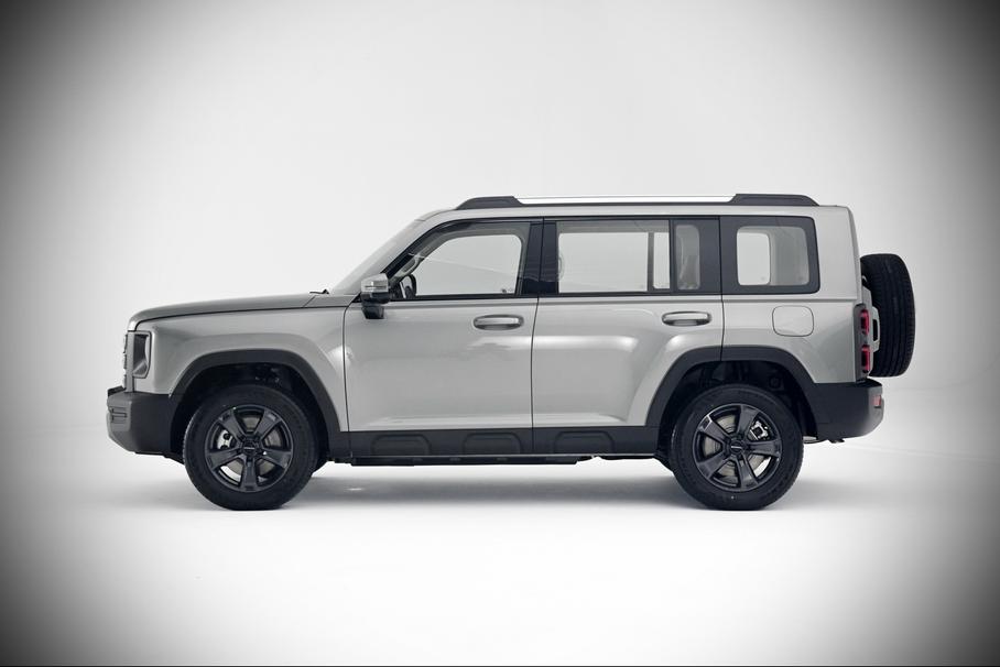 Haval Raptor с выступающими тяговой батареей и выхлопной системой