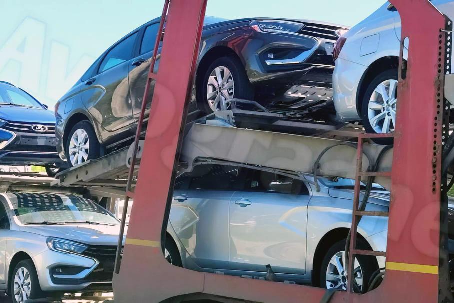 АвтоВАЗу не хватает грузовиков и водителей для поставок Lada дилерам