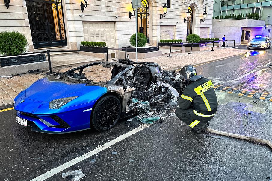 Водитель сгоревшей Lamborghini потребовал 1,7 млн рублей у прокатной компании