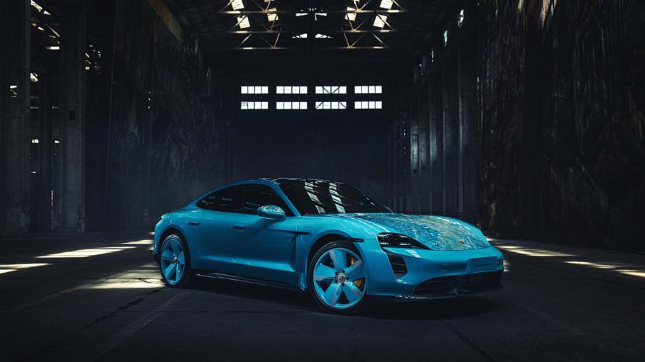 Голубой Porsche Taycan расписали разноцветными крестами