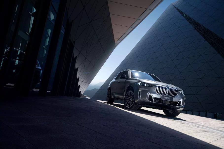 Удлинённый BMW X5, обновлённые Mercedes-Benz EQA и EQB, а также ещё один уникальный Rolls-Royce: главное за неделю