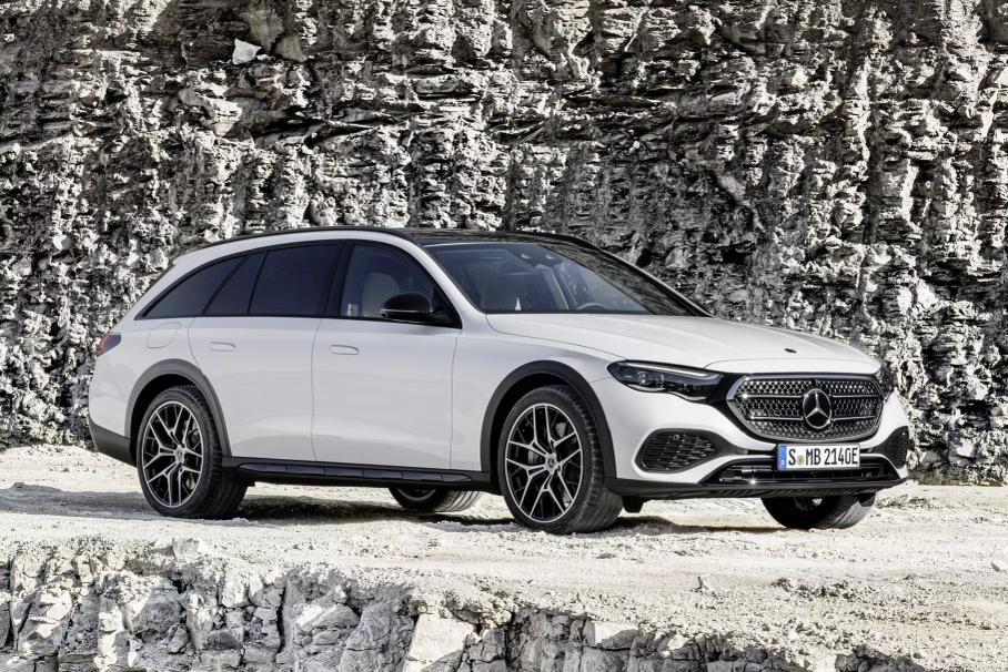 Люксовый кроссовер Toyota Century, обновлённый Audi Q8 и первый в истории внедорожный Ford Mustang: главное за неделю