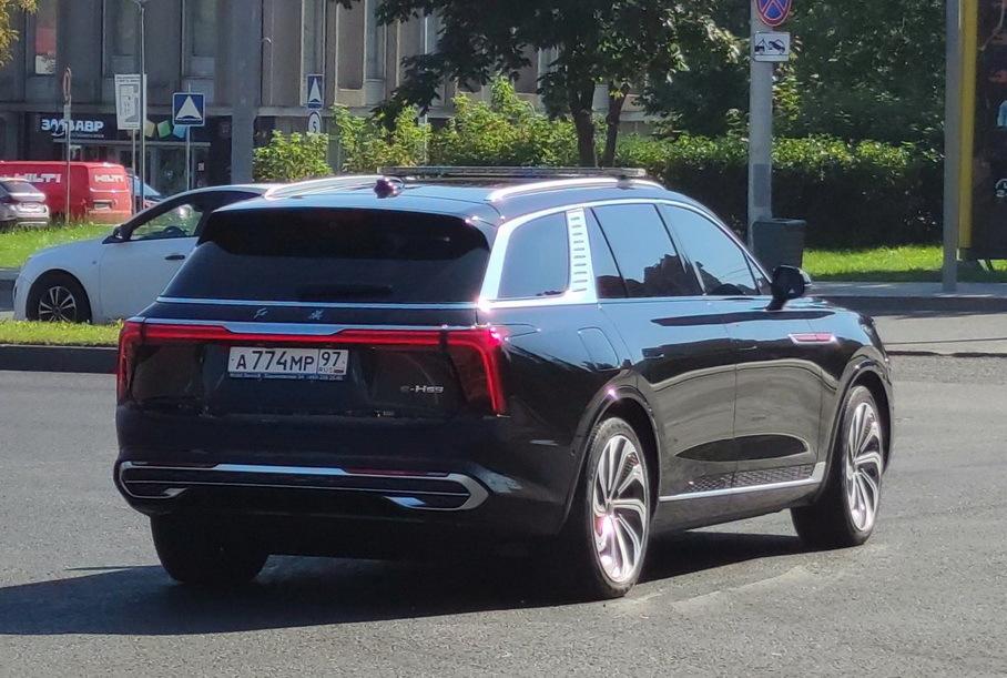 В ФСБ начали закупать роскошные электрокары Hongqi
